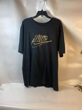 Nike Sportswear Metallic Gold Star Swoosh Graphic Tee Black